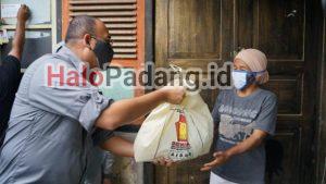 Usai Pelantikan Wali Kota, Andre Rosiade Sebar Ratusan Sembako di Bukittinggi