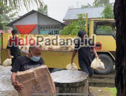 Di Bawah Guyuran Hujan, Bantuan Sembako Andre Rosiade Tetap Disebar