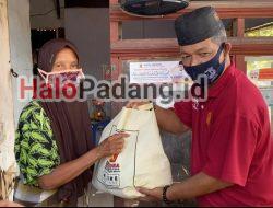 Andre Rosiade Berbagi Sembako untuk Warga Sekitar Taman Makam Pahlawan