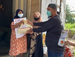 Warga Kampung KB Parupuk Tabing Terima Sembako Andre Rosiade