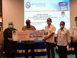 Andre Rosiade Serahkan Bantuan Ambulans untuk RSUP M Djamil