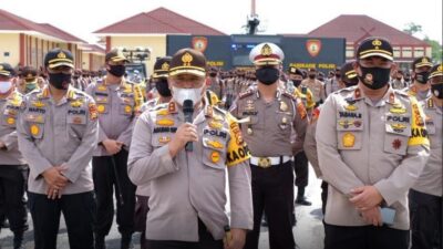 220 Personel Polda Riau Kawal Penjemputan 455 Warga Pekanbaru Positif Covid-19