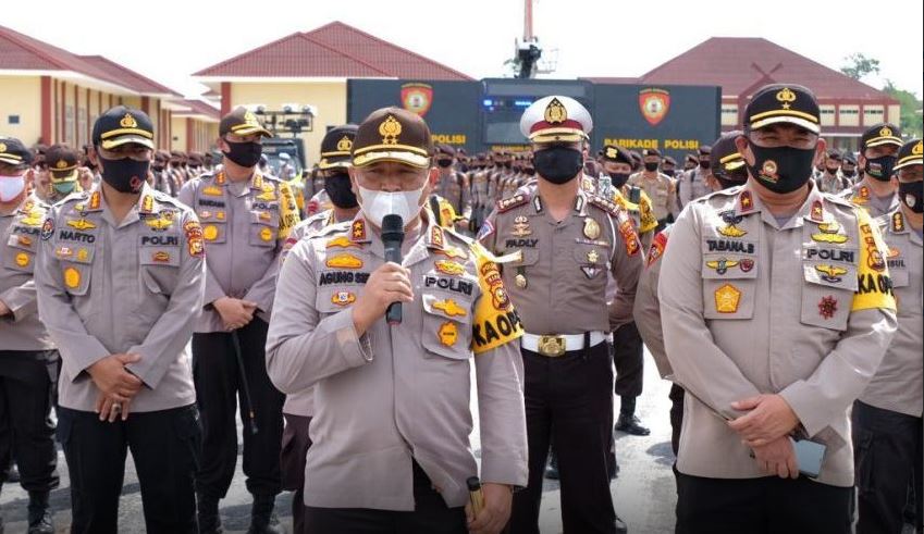 220 Personel Polda Riau Kawal Penjemputan 455 Warga Pekanbaru Positif Covid-19