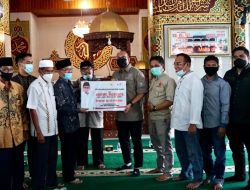 Andre Rosiade Salurkan Bantuan untuk Masjid Nurul Huda Parupuk Tabing, Padang