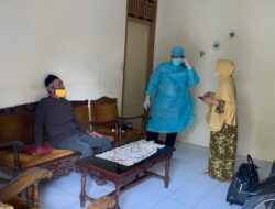 Andre Rosiade Bantu Evakuasi Pasutri Lansia Diduga Terpapar Covid-19 “Terkurung” di Padang