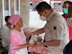 Andre Rosiade Kirim Nasi Bungkus Untuk Ratusan Bantu Korban Banjir di Padang