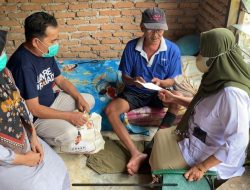 Andre Rosiade Bantu Tukang Besi yang Terkena Sakit Gula di Padang