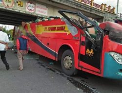 Hendak Menuju Jambi, Bus Asal Medan Nyangkut di Bawah Fly Over Padang Panjang, 17 Orang Dilarikan ke RS