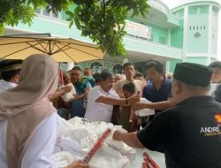 Jumat Berkah, Andre Rosiade Bagikan Nasi Kotak di Masjid Jamia’tul Huda Ketaping