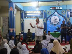 Di Mushalla Nur Islah Simpang Haru, Andre Rosiade Beri Bantuan dan Dengar Curhat Pedagang