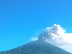 Sehari, Dua Gunung Berapi di Sumbar Semburkan Abu Vulkanis