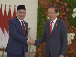 Sambut Anwar Ibrahim yang Berpeci, Jokowi Justru Tak Kenakan Peci