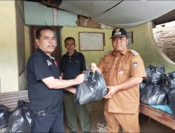 Andre Rosiade Bagikan Ribuan Nasi Bungkus untuk Korban Banjir Padang dan Pariaman