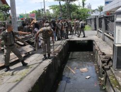 Pol PP Padang Terus Bergerak Bersihkan Kawasan Fasum dari PKL, Kali ini di Khatib Sulaiman