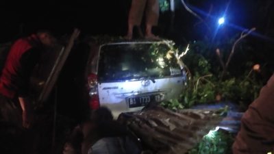 Mobil Warga Ditimpa Pohon Tumbang Saat Cuaca Ekstrem di Agam