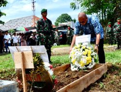 Jenazah Nenek Andre Rosiade Dimakamkan secara Militer di Padang