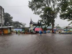 Cuaca Ekstem di Bukittinggi, Pohon dan Baliho Tumbang hingga Banjir