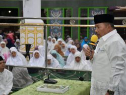 Bupati Agam dan Keluarga Tunaikan Tarawih Perdana di Masjid Agung