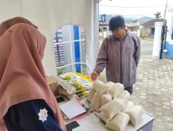 Warga Antusias Belanja ke Warung Sembako Murah yang Digelar Disperdakop UKM Padang Panjang