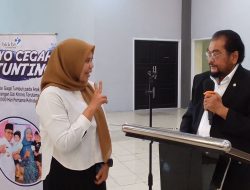 Dua Kader KB di Padang Terima Kejutan dari Senator Leonardy saat Sosialisasi 4 Pilar