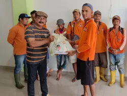 Andre Rosiade Bagikan Paket Sembako untuk Petugas Kebersihan Padang