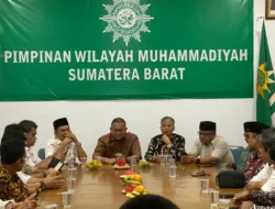 Andre Rosiade Antarkan Ambulans Prabowo untuk PW Muhammadiyah Sumbar