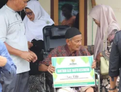 Baznas Salurkan Bantuan 2 Kursi Roda untuk Warga Padang Selatan dan Koto Tangah