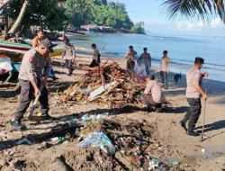 Polisi Bersih-bersih Pantai pada Sejumlah Kawasan di Padang