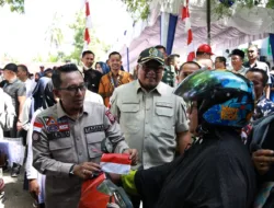 Sepanjang Kamis, Pemkab Tanah Datar Bagikan 4.545 Lembar Bendera Merah Putih ke Warga