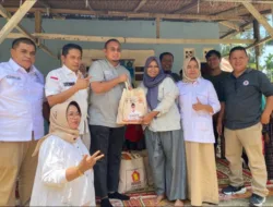 Andre Rosiade Bagikan Sembako di Kampung Jambak, Koto Tangah, Padang