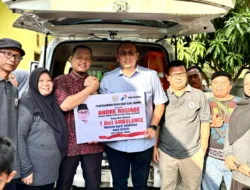 Pemilu Usai, Andre Rosiade Serahkan Ambulans untuk Masyarakat Kayu Kalek Padang