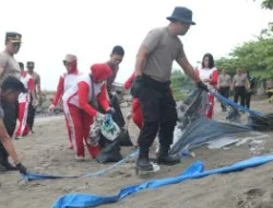 Dipimpin Kapolda, Ribuan Polisi Bersih-bersih Pantai Padang