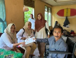 Andre Rosiade Bantu Penderita Diabetes yang Duduk di Kursi Roda di Seberang Padang