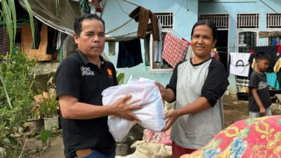 Andre Rosiade Bantu Ratusan Paket Sembako untuk Korban Banjir Pessel